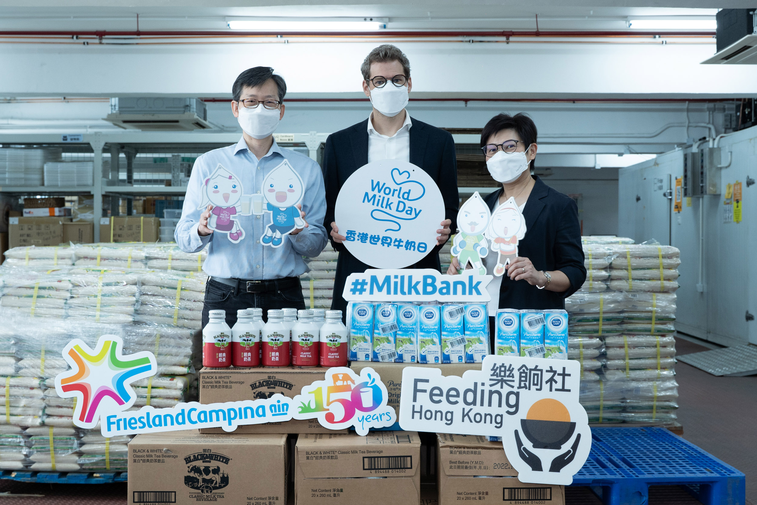 Mr. Kai de Klerk, Finance Director of FrieslandCampina (Hong Kong) (middle), Ms. Tracy Fung, Marketing & Sales Director of FrieslandCampina Food & Beverage (Hong Kong) (right), together with Mr. Edmond Leung, Project Director of Feeding Hong Kong (left) celebrate the establishment of Hong Kong’s first Milk Bank programme.