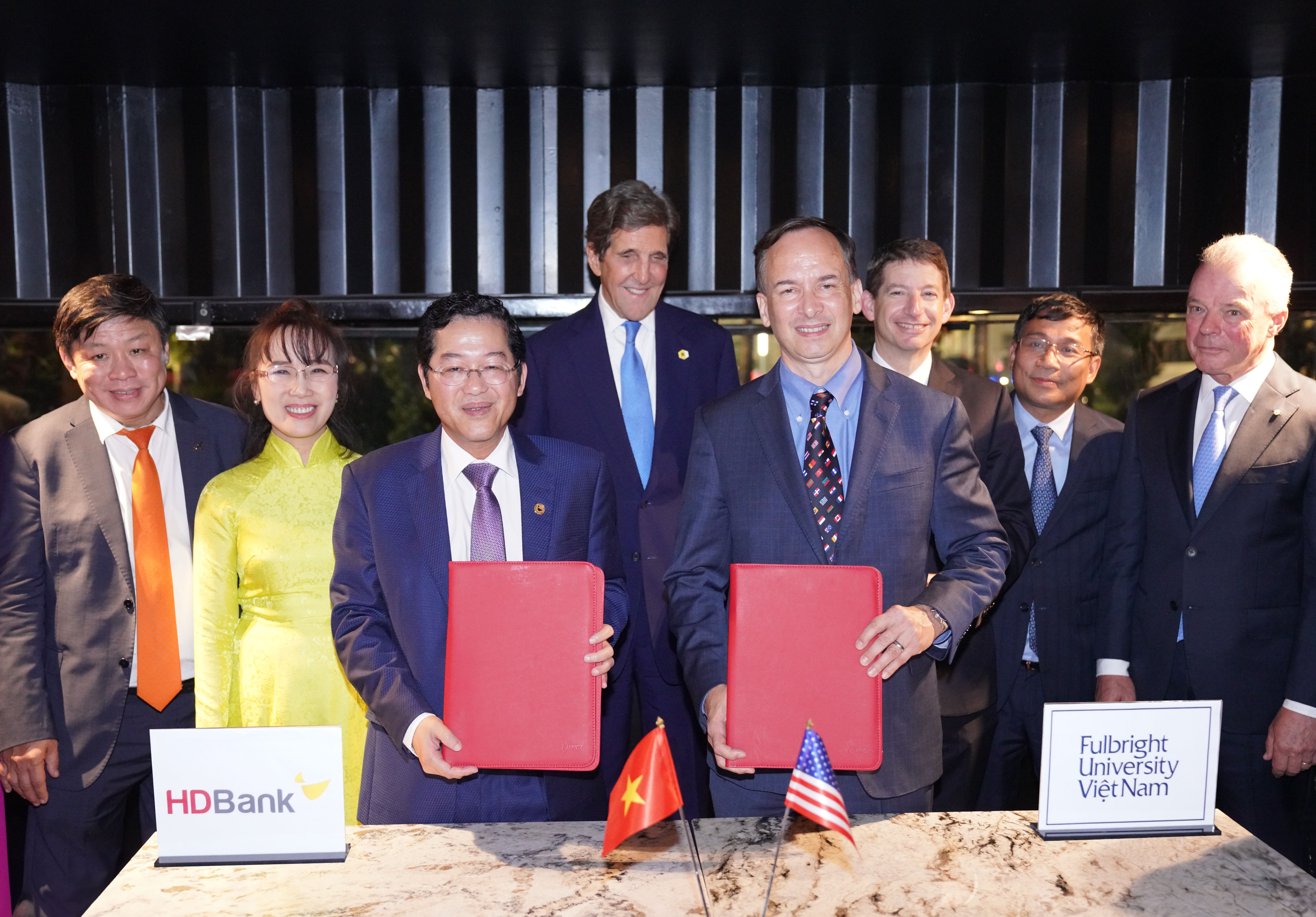 HDBank signs the agreement with Fulbright University Việt Nam on September 10 in the presence of John Kerry, the US Special Presidential Envoy for Climate, Scott Nathan, chief executive of the US International Development Finance Corporation. Photo courtesy of the bank.