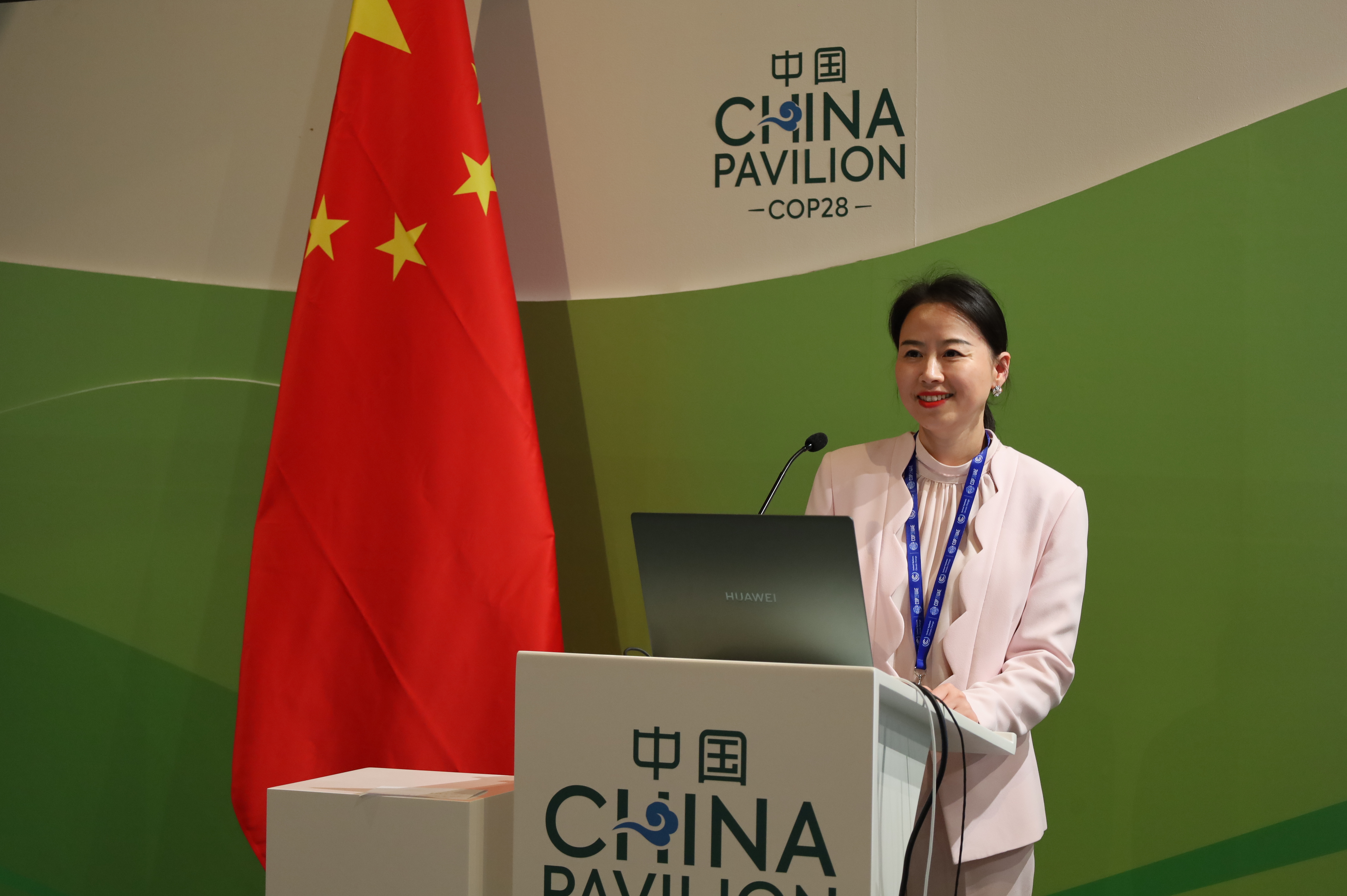 Freshippo attended COP28. Shen Li, Co-founder and Head of Sustainable Development at Freshippo, gives a speech at the COP28 China Corner
