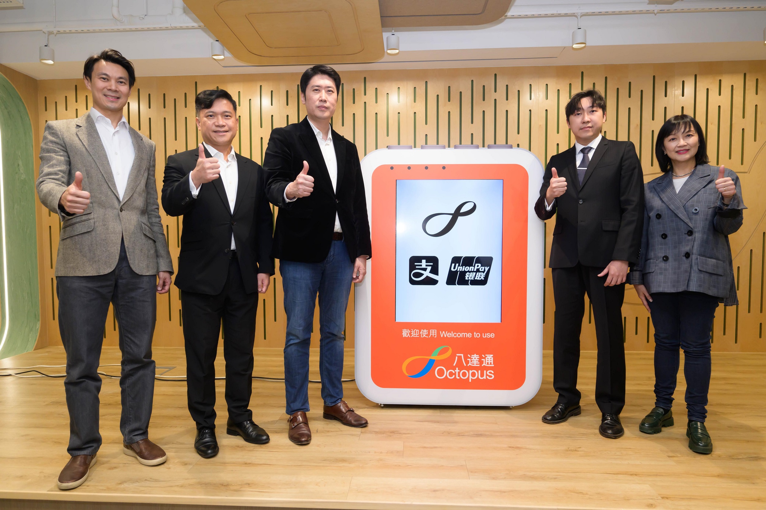 (From left) Andy Yip, Product Director, OCL, Roger Lee, Assistant General Manager, UnionPay International Hong Kong Branch and Tim Ying, Chief Executive Officer, (From right) Rita Li, Sales and Marketing Director, OCL and Keith Cheung, Head of Marketing, AlipayHK together to expand digital payment in Hong Kong Taxis