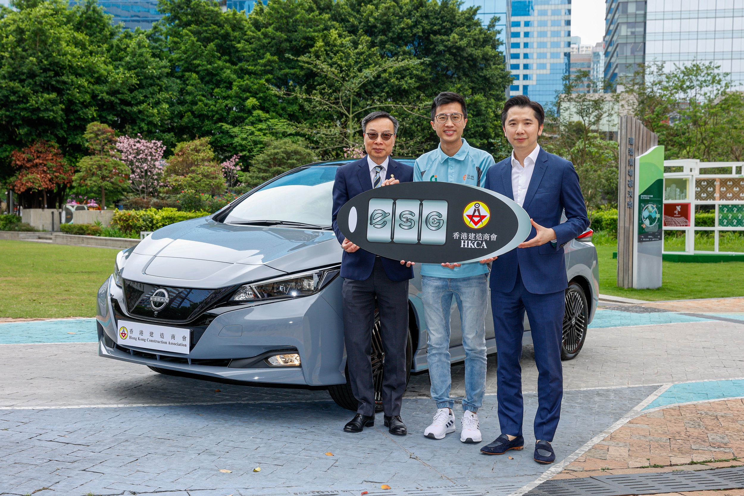 Mr. Eddie Lam, MH, President of HKCA (left), and Mr. Rex Wong, JP, First Vice President of HKCA (right), presented an electric car as the grand prize to the winner of the Grand Lucky Draw from the 