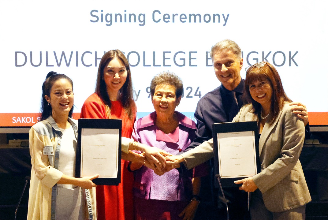 From left to right: Ms. Panpatchara Wattanavekin, Sakol Sathapat Director; Ms. Piriya Thepkanjana, Sakol Sathapat Chief Executive Officer; Mrs. Chansamorn Wattanavekin, Sakol Sathapat Chairwoman; Mr. Fraser White, Education in Motion Founder, Chairman and Chief Executive Officer; Ms. Karen Yung, Education in Motion Co-Founder and Chief Collaboration Officer at the signing ceremony on 9 May 2024.