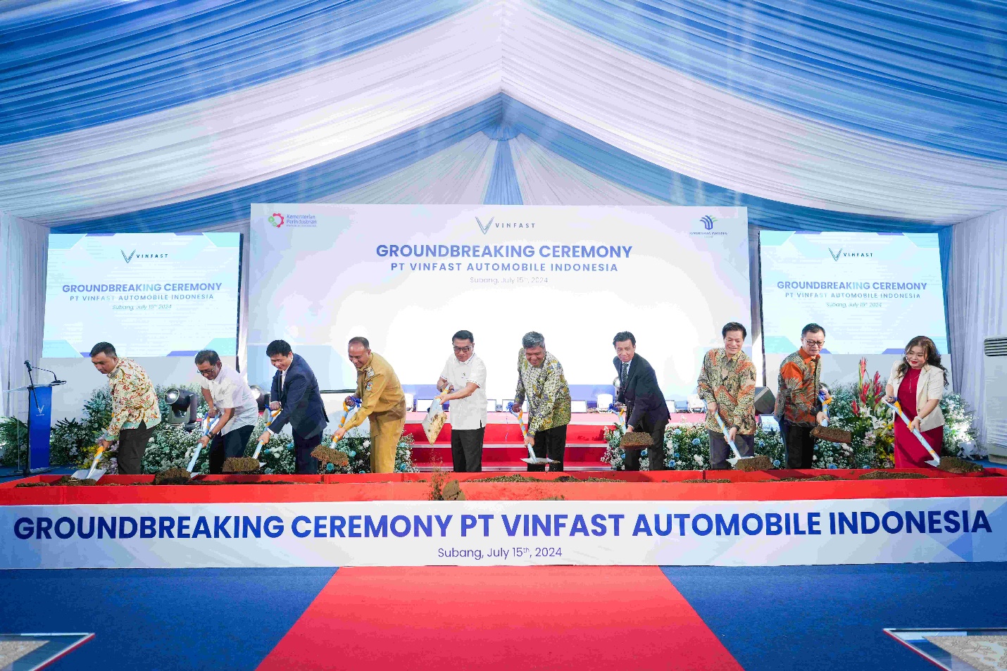 The groundbreaking ceremony of the VinFast electric vehicle assembly factory in Subang, Indonesia was attended by Mr. Moeldoko, Chief of Presidential Staff of Republic Indonesia (white shirt - middle), Mr. Ta Van Thong, Ambassador Extraordinary and Plenipotentiary of Vietnam in Indonesia. (grey shirt - middle), Mr. Temmy Wiradjaja, CEO of VinFast Indonesia (2nd from right) and Mr. Nguyen Duc Thanh, Senior Advisor to the Chairman of Vingroup (3rd from right).