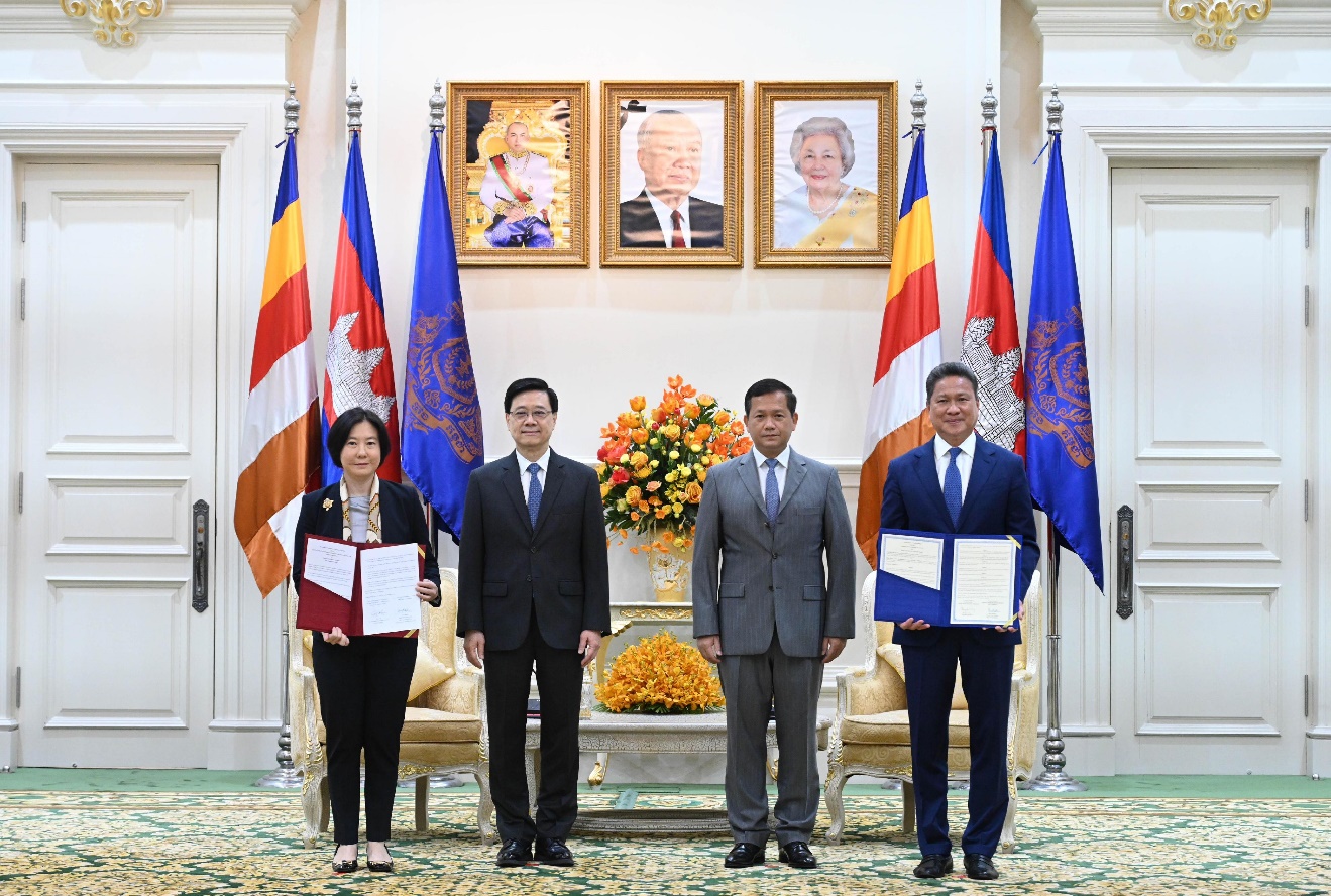 Mr Lee (second left) and Mr Hun (second right) witness the exchange of a memorandum of understanding between Invest Hong Kong and the Council for the Development of Cambodia.