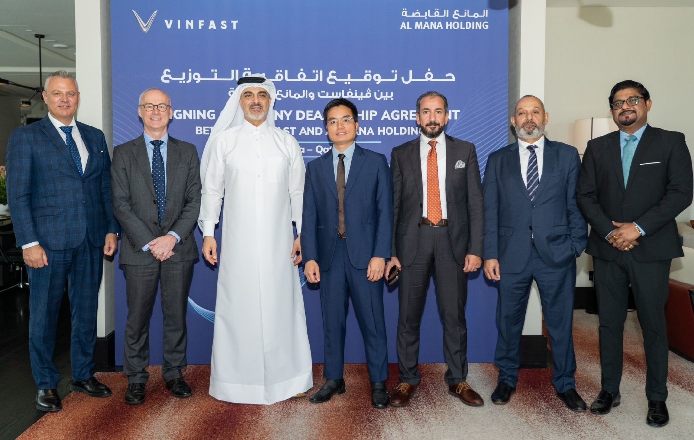 Mr. Hisham Saleh Al Mana, Chairman of Al Mana Holding Group (in white) and Mr. Ta Xuan Hien, CEO of VinFast Middle East (4th from the left), along with representatives from both parties at the signing ceremony.