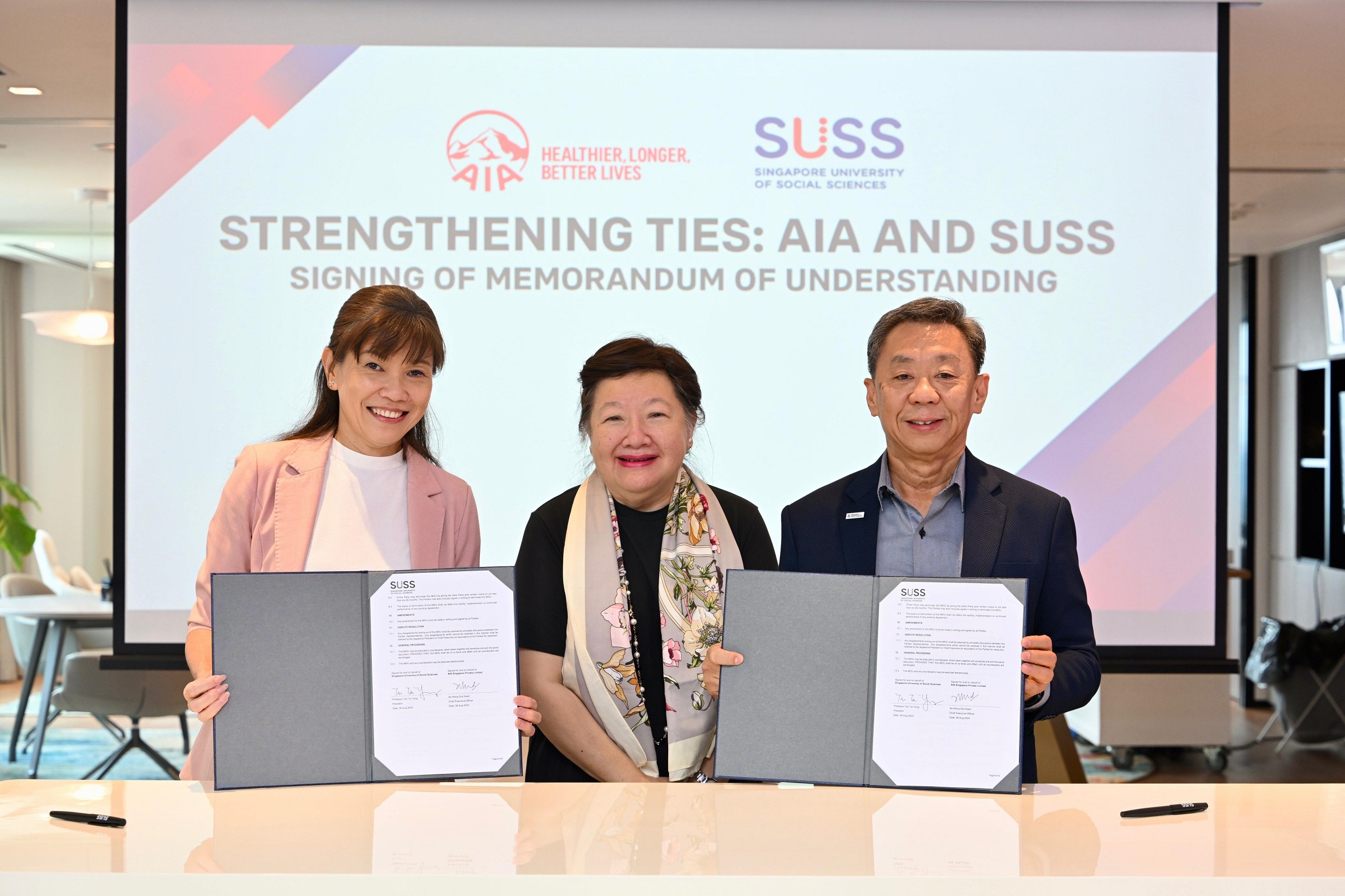 Pictured from left to right: Wong Sze Keed, Chief Executive Officer of AIA Singapore, Mrs Mildred Tan, Chairman of SUSS Board of Trustees and Independent Non-Executive Director of the AIA Singapore Board, Professor Tan Tai Yong, President, SUSS