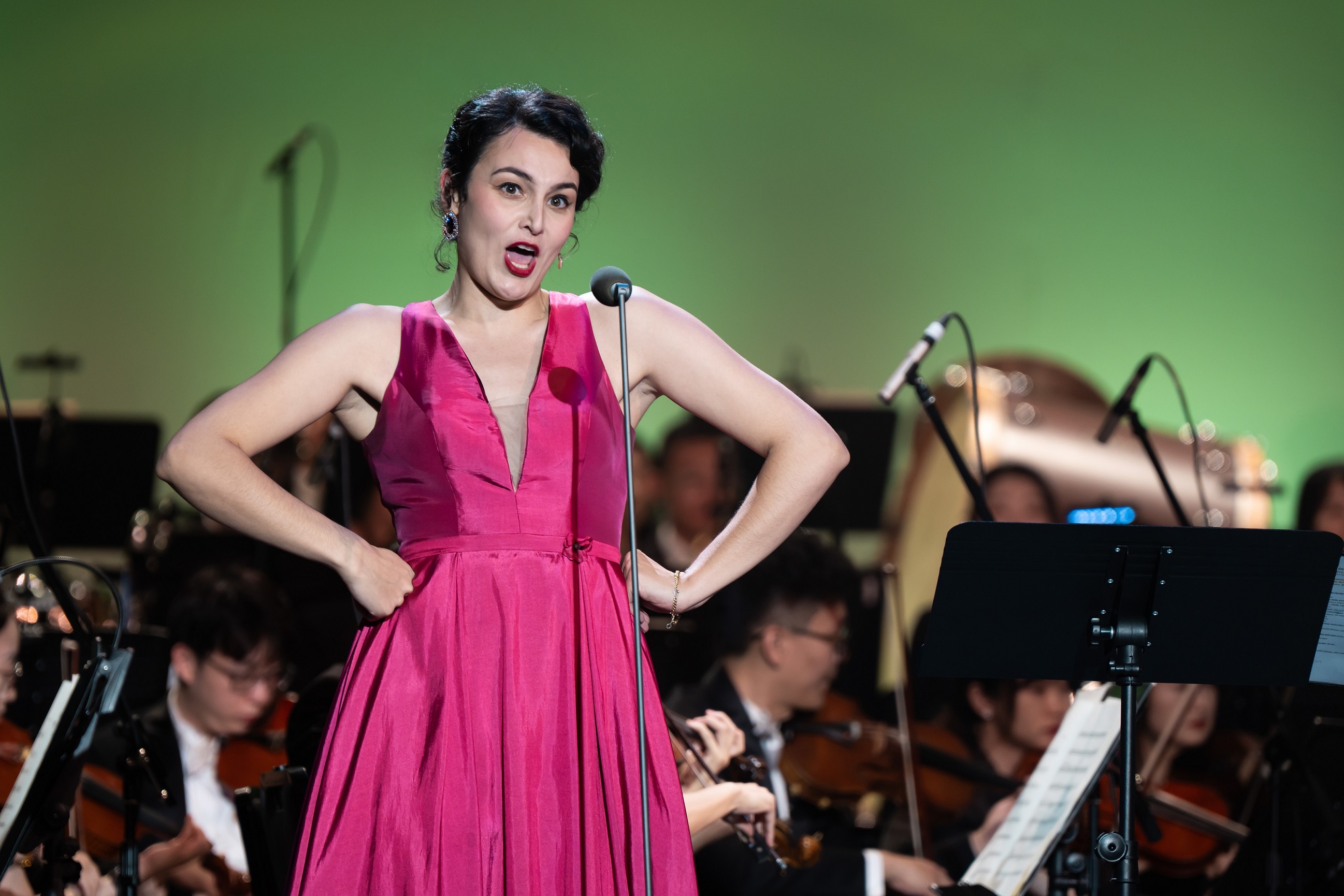 Italian-German mezzo-soprano Anna-Doris Capitelli was an award-winning mezzo-soprano all over the world. She performed classic arias from “Carmen” and “The Daughters of the Zebedeo”, and her warm, rich voice earned thunderous applause from the audience.