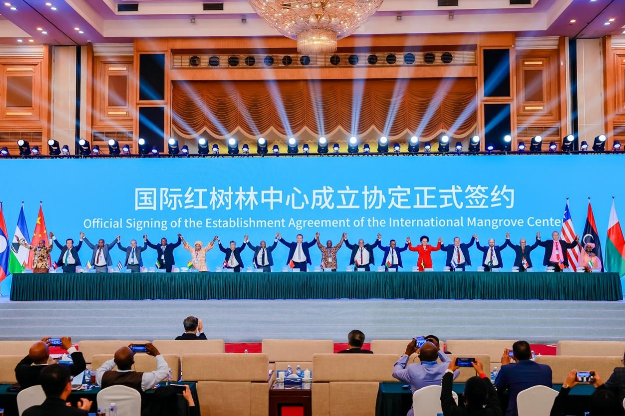 The Establishment Agreement of the International Mangrove Center was signed in Shenzhen, China